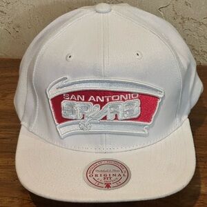 Mitchell & Ness San Antonio Spurs Whiteout Pop Snapback Cap Hardwood Classics